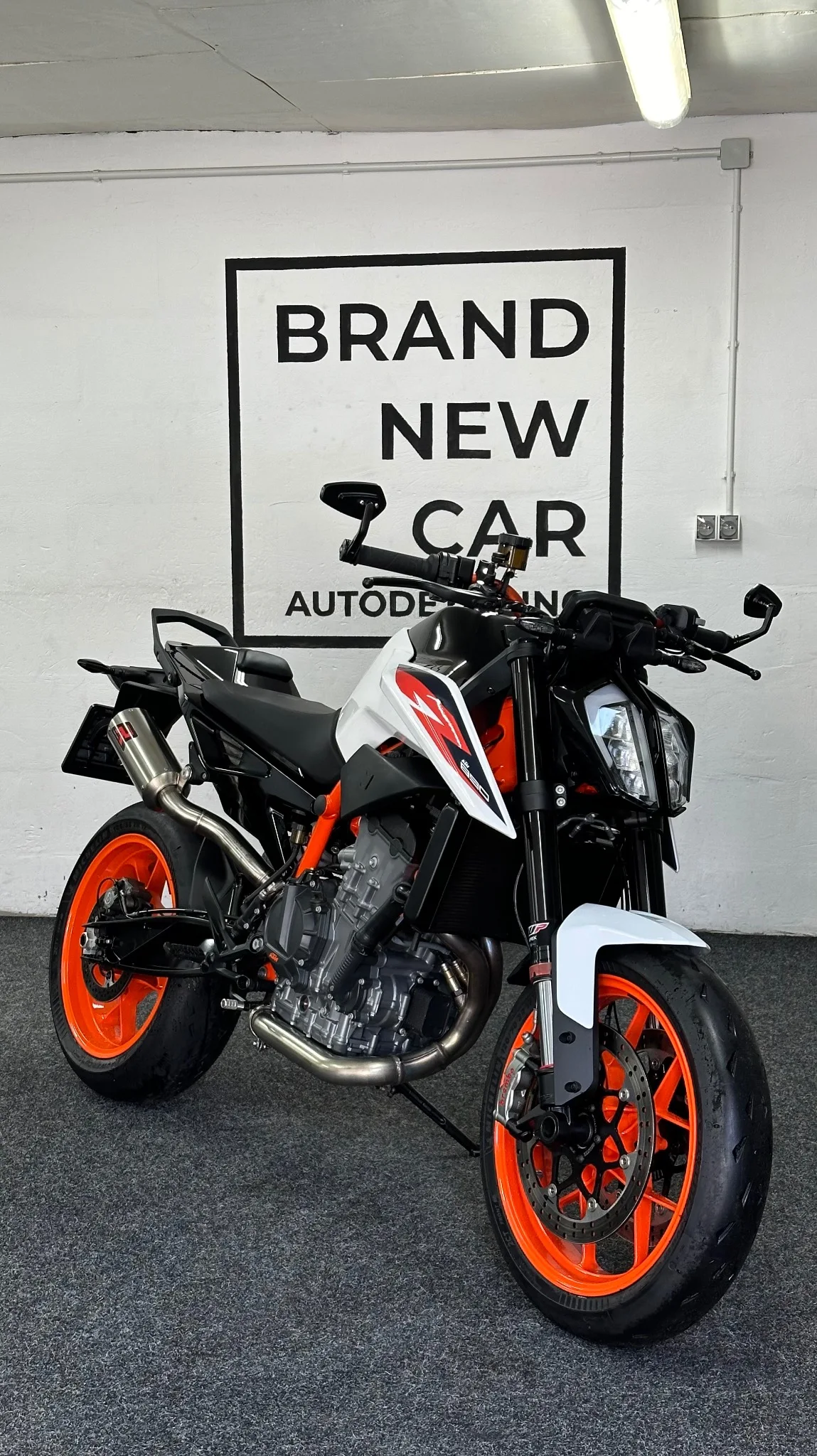 Motocykl w studiu Brand New Car przed ścianą z logo firmy