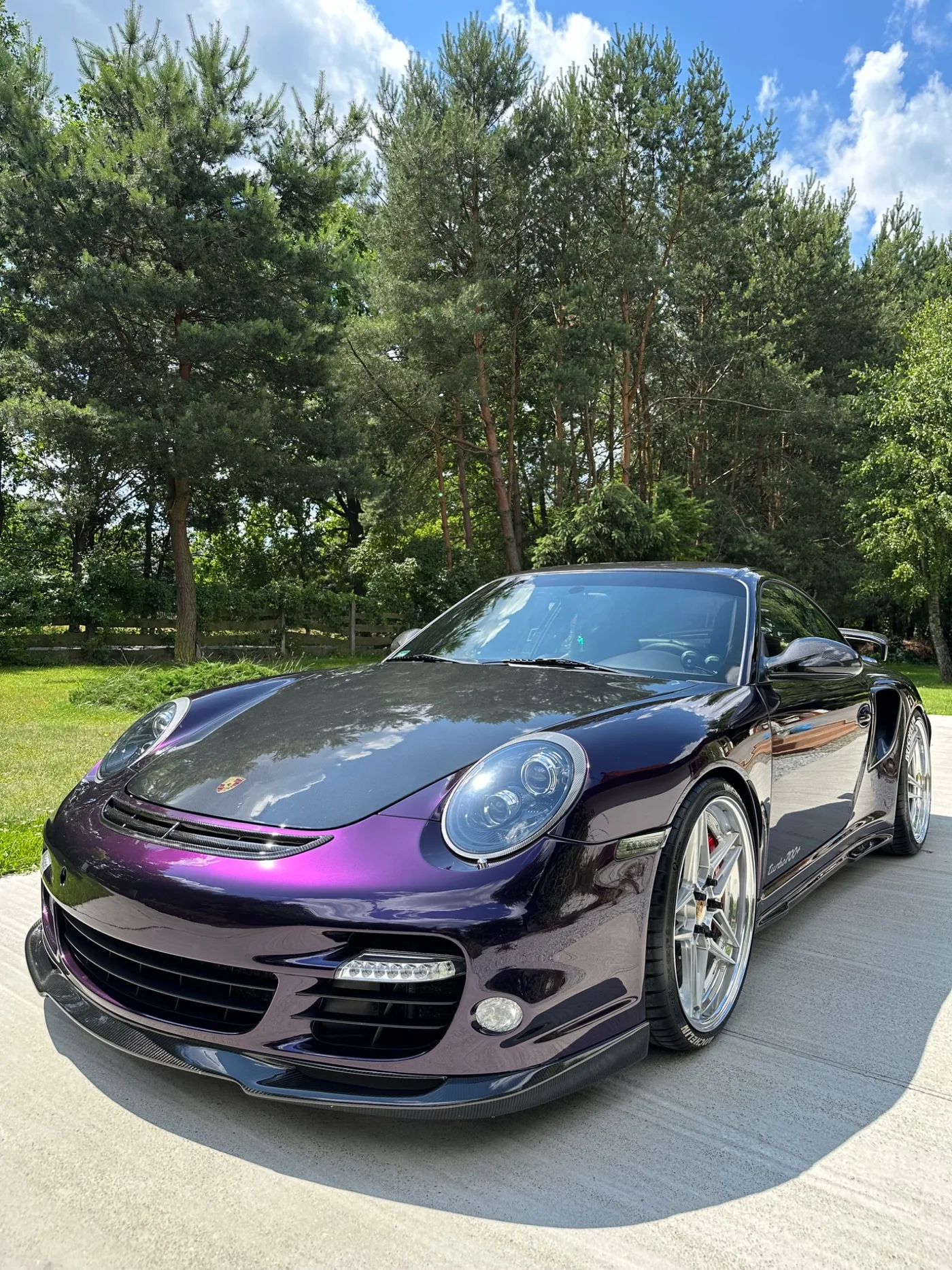 Fioletowe Porsche 911 po detailingu, ujęcie od przodu
